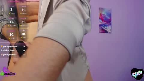 Snapshot of izzy_cam chatting on 12.30.24 Queen of nylon Victoria online show from 12.30.24