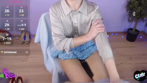 Snapshot of izzy_cam chatting on 02.19.25 Queen of nylon Victoria online show from 02.19.25