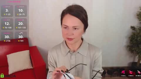 Snapshot of izzy_cam chatting on 09.10.25 Queen of nylon Victoria online show from 09.10.25