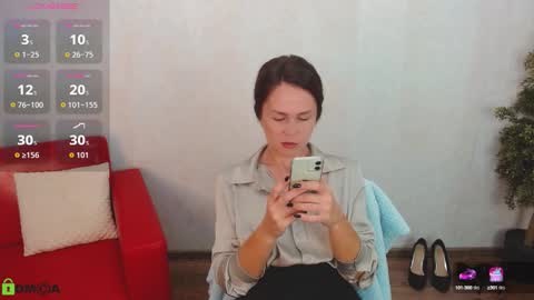 Snapshot of izzy_cam chatting on 09.15.25 Queen of nylon Victoria online show from 09.15.25