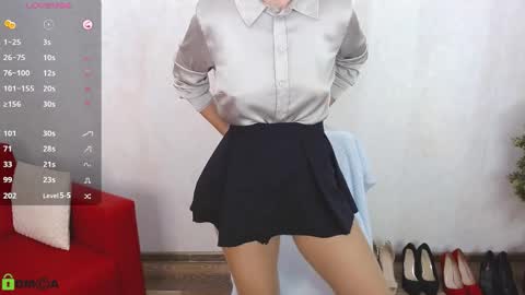 Snapshot of izzy_cam chatting on 09.22.25 Queen of nylon Victoria online show from 09.22.25