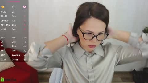 Snapshot of izzy_cam chatting on 10.02.25 Queen of nylon Victoria online show from 10.02.25