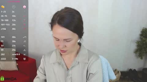 Snapshot of izzy_cam chatting on 10.14.25 Queen of nylon Victoria online show from 10.14.25