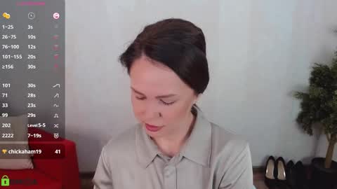 Snapshot of izzy_cam chatting on 10.17.25 Queen of nylon Victoria online show from 10.17.25