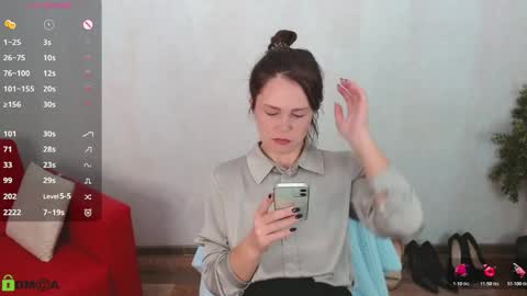 Snapshot of izzy_cam chatting on 10.27.25 Queen of nylon Victoria online show from 10.27.25