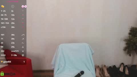 Snapshot of izzy_cam chatting on 10.29.25 Queen of nylon Victoria online show from 10.29.25