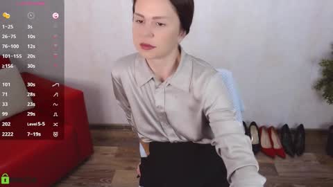 Snapshot of izzy_cam chatting on 11.06.25 Queen of nylon Victoria online show from 11.06.25