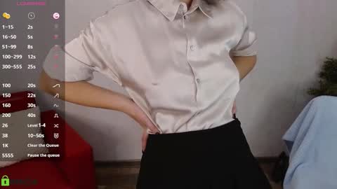 Snapshot of izzy_cam chatting on 11.19.25 Queen of nylon Victoria online show from 11.19.25