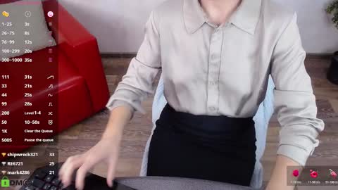 Snapshot of izzy_cam chatting on 11.25.25 Queen of nylon Victoria online show from 11.25.25