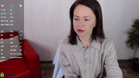 Snapshot of izzy_cam chatting on 11.29.25 Queen of nylon Victoria online show from 11.29.25