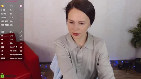 Snapshot of izzy_cam chatting on 12.15.25 Queen of nylon Victoria online show from 12.15.25