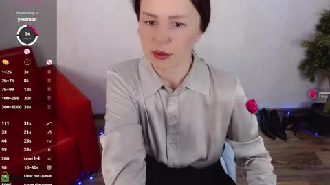 Snapshot of izzy_cam chatting on 12.18.25 Queen of nylon Victoria online show from 12.18.25