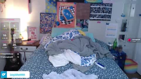 Snapshot of izzyishottttt chatting on 12.17.25 izzyishottttt online show from 12.17.25