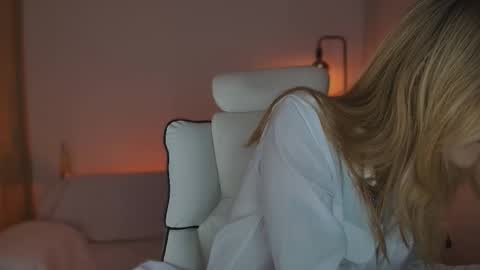 Linda Sofia help me get to 100 thumbs up online show from 09.19.25