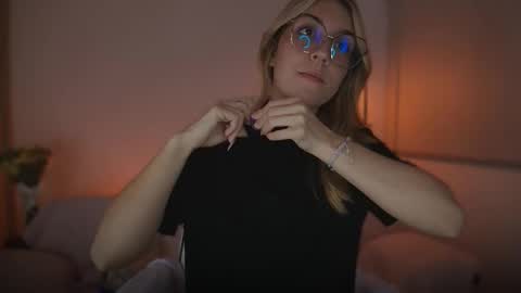 Linda Sofia help me get to 100 thumbs up online show from 09.21.25