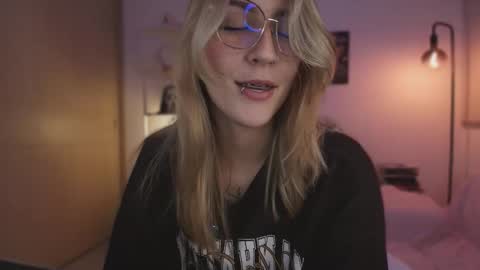 Linda Sofia help me get to 100 thumbs up online show from 11.22.25