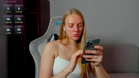 Snapshot of jam_cream chatting on 05.19.26 Sofia online show from 05.19.26