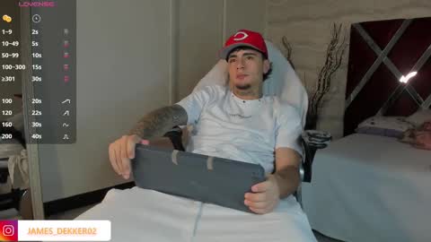 Snapshot of jamesdekker chatting on 10.01.25 jamesdekker online show from 10.01.25
