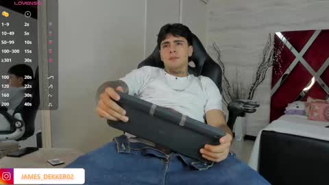 Snapshot of jamesdekker chatting on 10.04.25 jamesdekker online show from 10.04.25