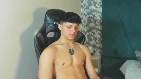 Snapshot of jamesgolden_ chatting on 03.05.25 jamesgolden_ online show from 03.05.25