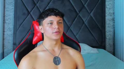 Snapshot of jamesgolden_ chatting on 03.05.25 jamesgolden_ online show from 03.05.25