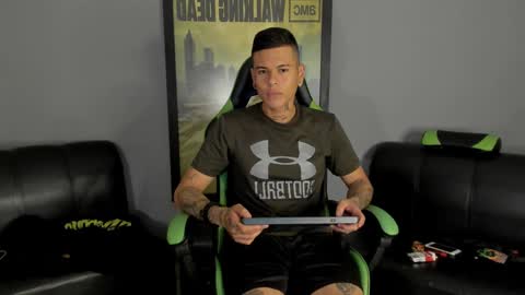 Snapshot of jamesinked_ chatting on 12.21.24 Jamesinked online show from 12.21.24