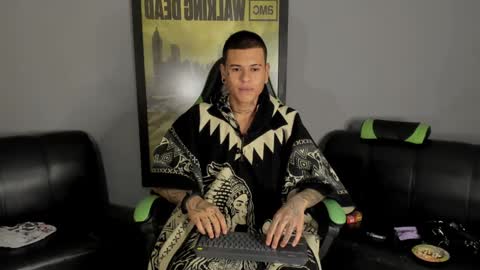 Snapshot of jamesinked_ chatting on 01.04.25 Jamesinked online show from 01.04.25