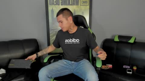 Snapshot of jamesinked_ chatting on 01.06.25 Jamesinked online show from 01.06.25