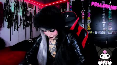 Snapshot of janna_ink chatting on 10.03.25 online show from 10.03.25