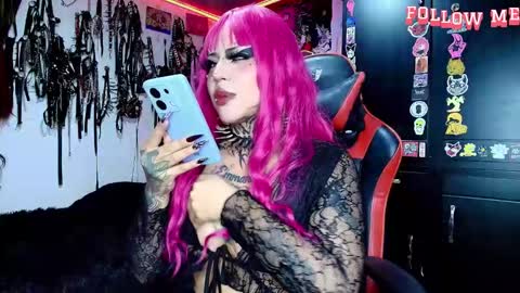 Snapshot of janna_ink chatting on 11.10.25 online show from 11.10.25