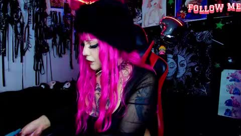 Snapshot of janna_ink chatting on 12.17.25 online show from 12.17.25