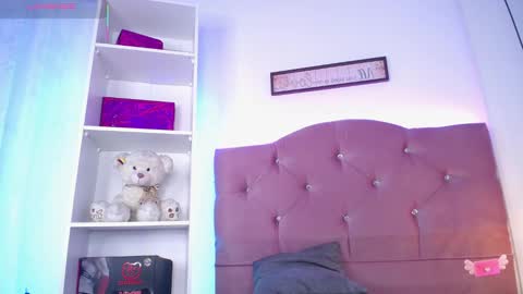 Snapshot of janne_moon chatting on 11.24.25 Janne online show from 11.24.25