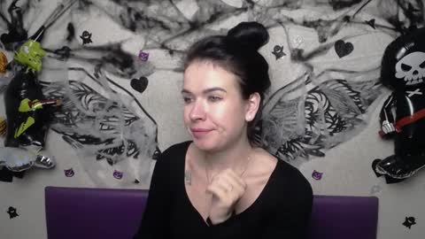 Snapshot of jasminekouch chatting on 10.31.25 JasmineKouch online show from 10.31.25