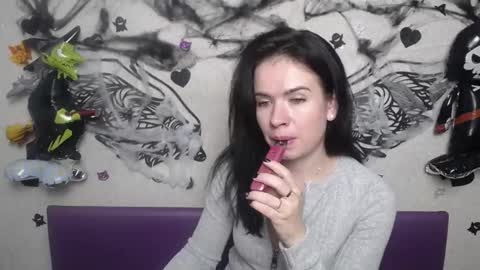 Snapshot of jasminekouch chatting on 11.06.25 JasmineKouch online show from 11.06.25