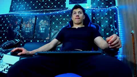 Snapshot of javiersexymann chatting on 10.13.25 Javier online show from 10.13.25