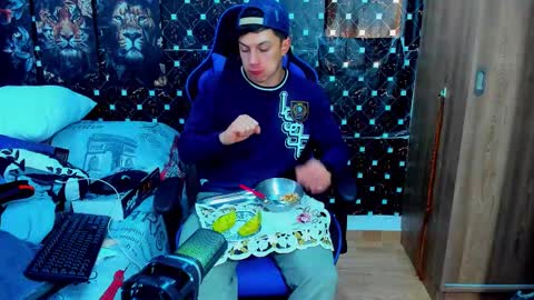 Snapshot of javiersexymann chatting on 12.15.25 Javier online show from 12.15.25