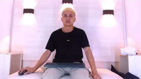 Snapshot of jeic_18 chatting on 10.02.25 jeic 18 online show from 10.02.25