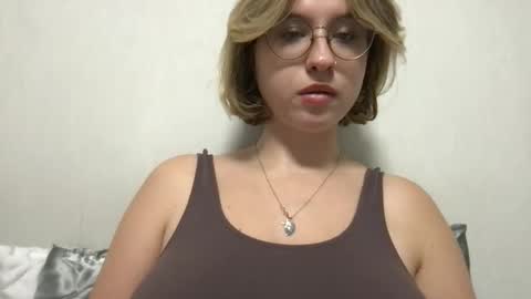 Snapshot of jelly_gum chatting on 09.26.25 Inna online show from 09.26.25