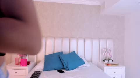 Snapshot of jenifferlopez_ chatting on 11.25.25 Samanta online show from 11.25.25