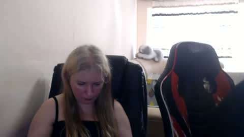 Snapshot of jenisandpeter chatting on 06.25.26 JenisAndPeter online show from 06.25.26