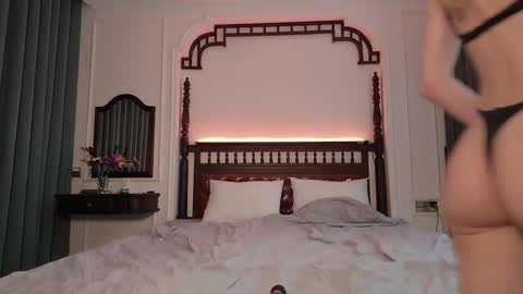 Snapshot of jennytime chatting on 11.28.25 Jen online show from 11.28.25