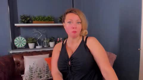 Snapshot of jessica_foxie chatting on 09.11.25 Jessica online show from 09.11.25