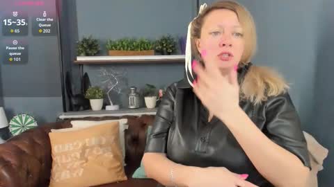 Snapshot of jessica_foxie chatting on 11.22.25 Jessica online show from 11.22.25