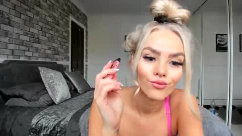 Snapshot of jessiebella0210_ chatting on 10.26.25 jessiebella0210_ online show from 10.26.25