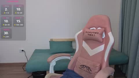 Snapshot of jessy_comely chatting on 12.22.25 Jessy online show from 12.22.25