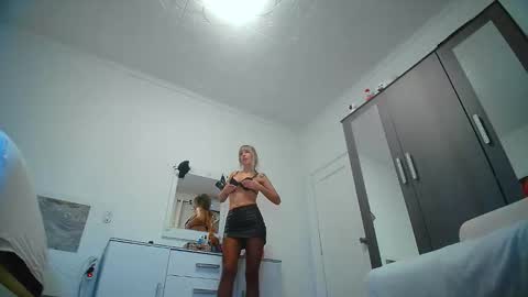 Snapshot of jesyruby21 chatting on 12.02.25 jesy online show from 12.02.25