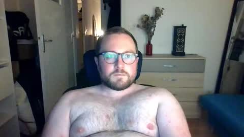 Snapshot of jeuneloup92 chatting on 10.21.25 jeuneloup92 online show from 10.21.25