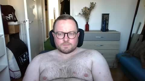 Snapshot of jeuneloup92 chatting on 11.30.25 jeuneloup92 online show from 11.30.25