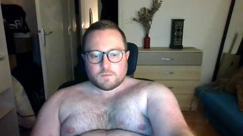 Snapshot of jeuneloup92 chatting on 12.02.25 jeuneloup92 online show from 12.02.25