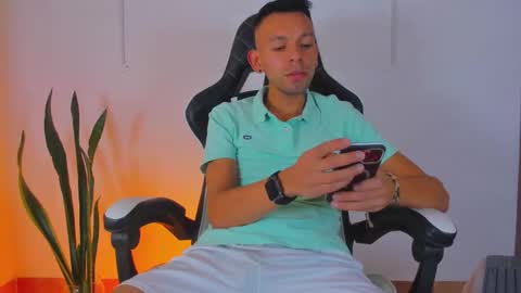 Snapshot of jhors_silv chatting on 10.19.25 Jhors online show from 10.19.25